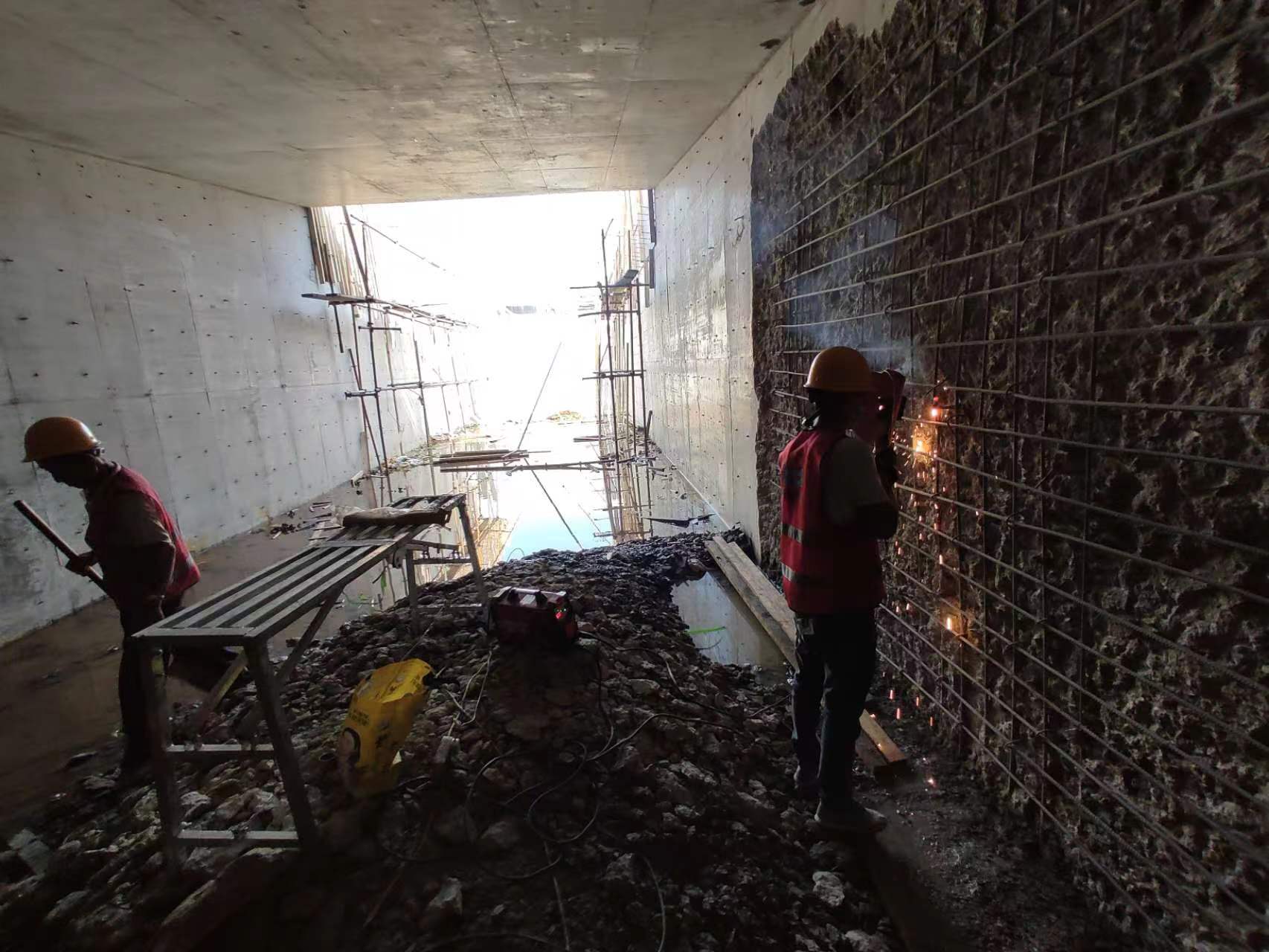 海丰挖断承重墙导致楼体开裂，加固施工方案出炉